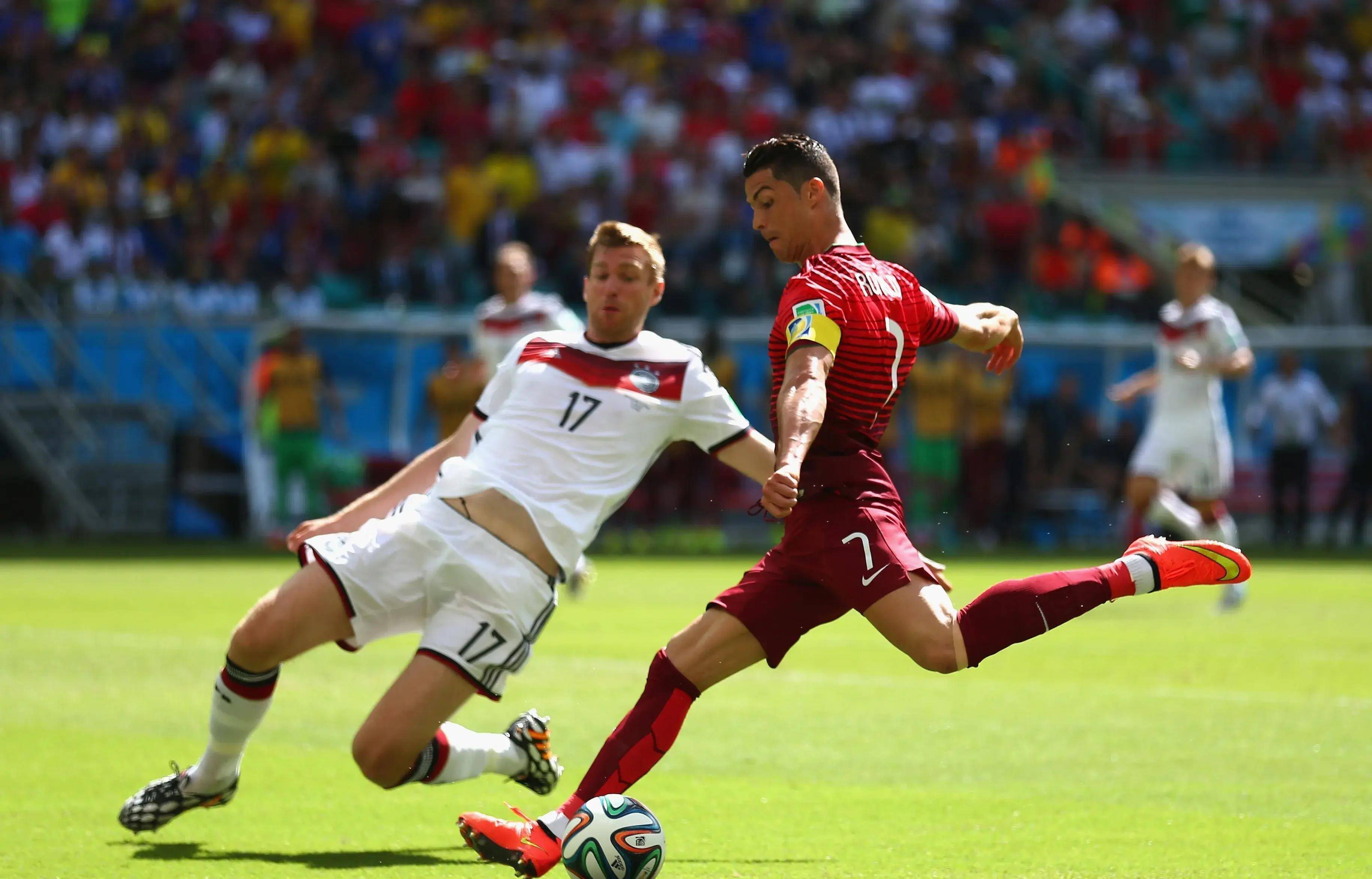 爱游戏登录入口-足球比赛中，女运动员们瞄准胜利目标