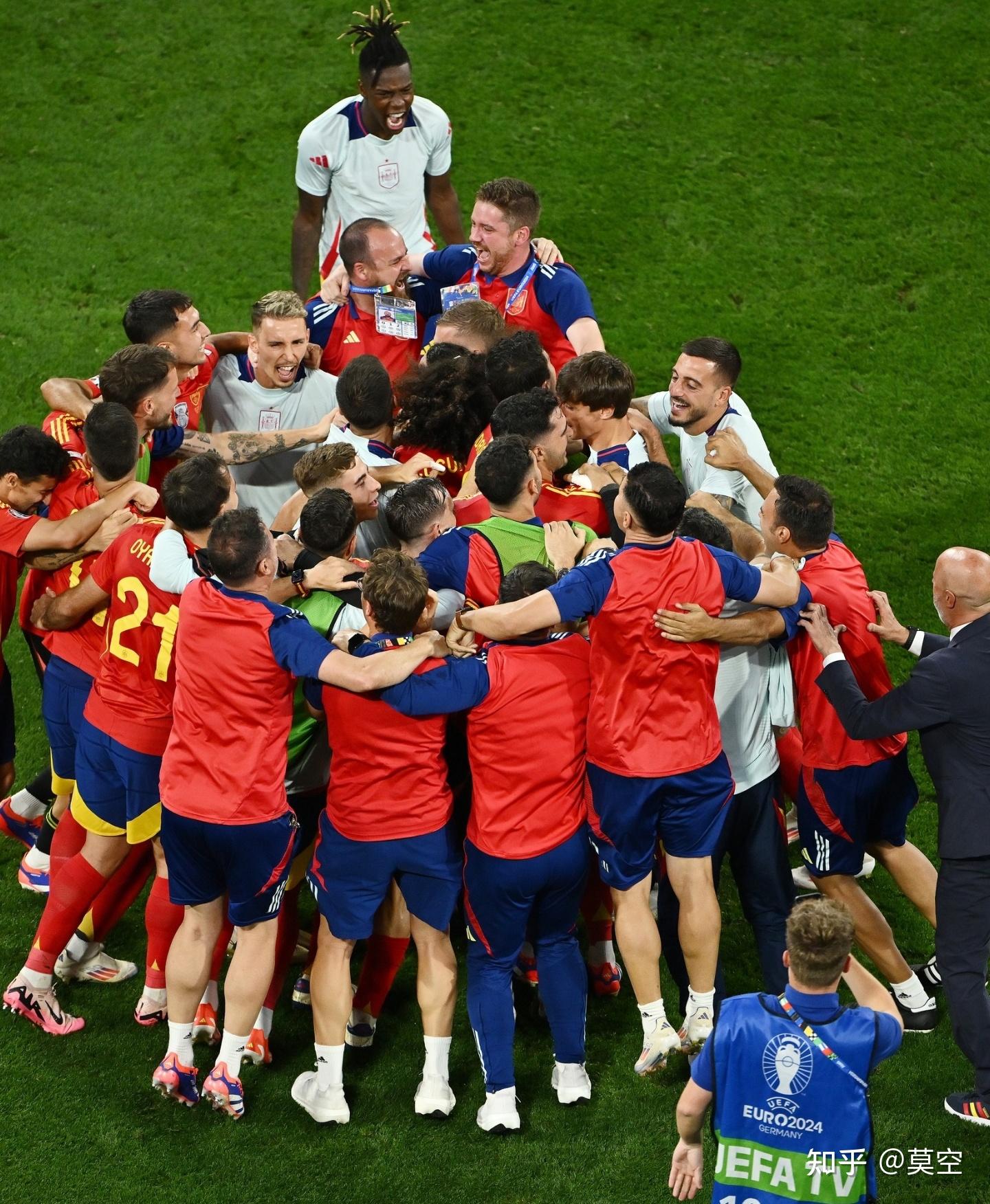 爱游戏在线登录-包含足球聚焦热门赛事，球员奋力拼搏的词条