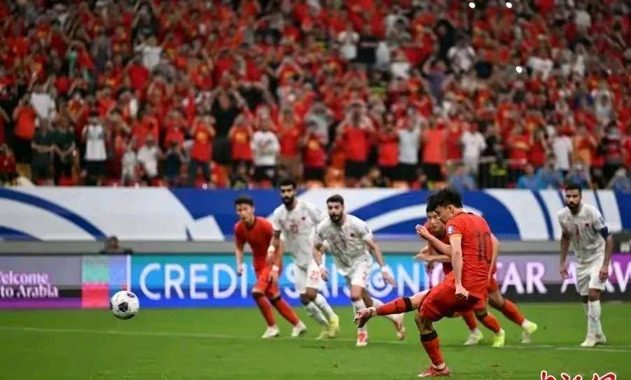 爱游戏在线登录-包含足球聚焦热门赛事，球员奋力拼搏的词条