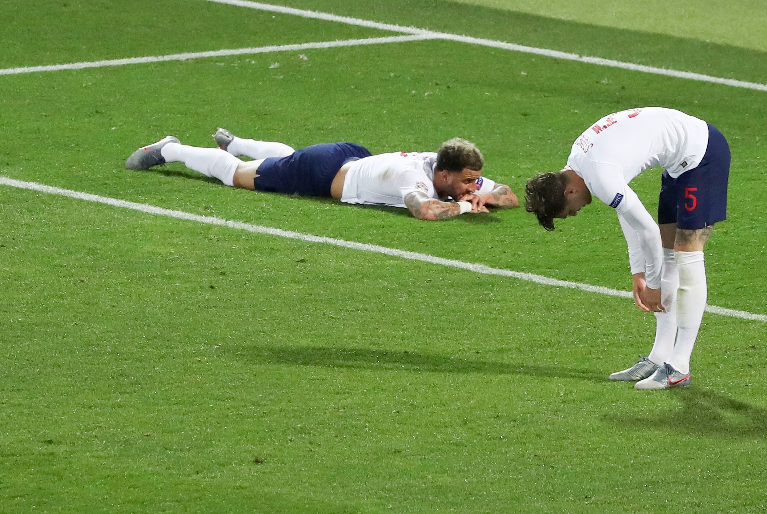 爱游戏下载-包含英格兰队迎战荷兰队，双方球员争先恐后展现实力的词条