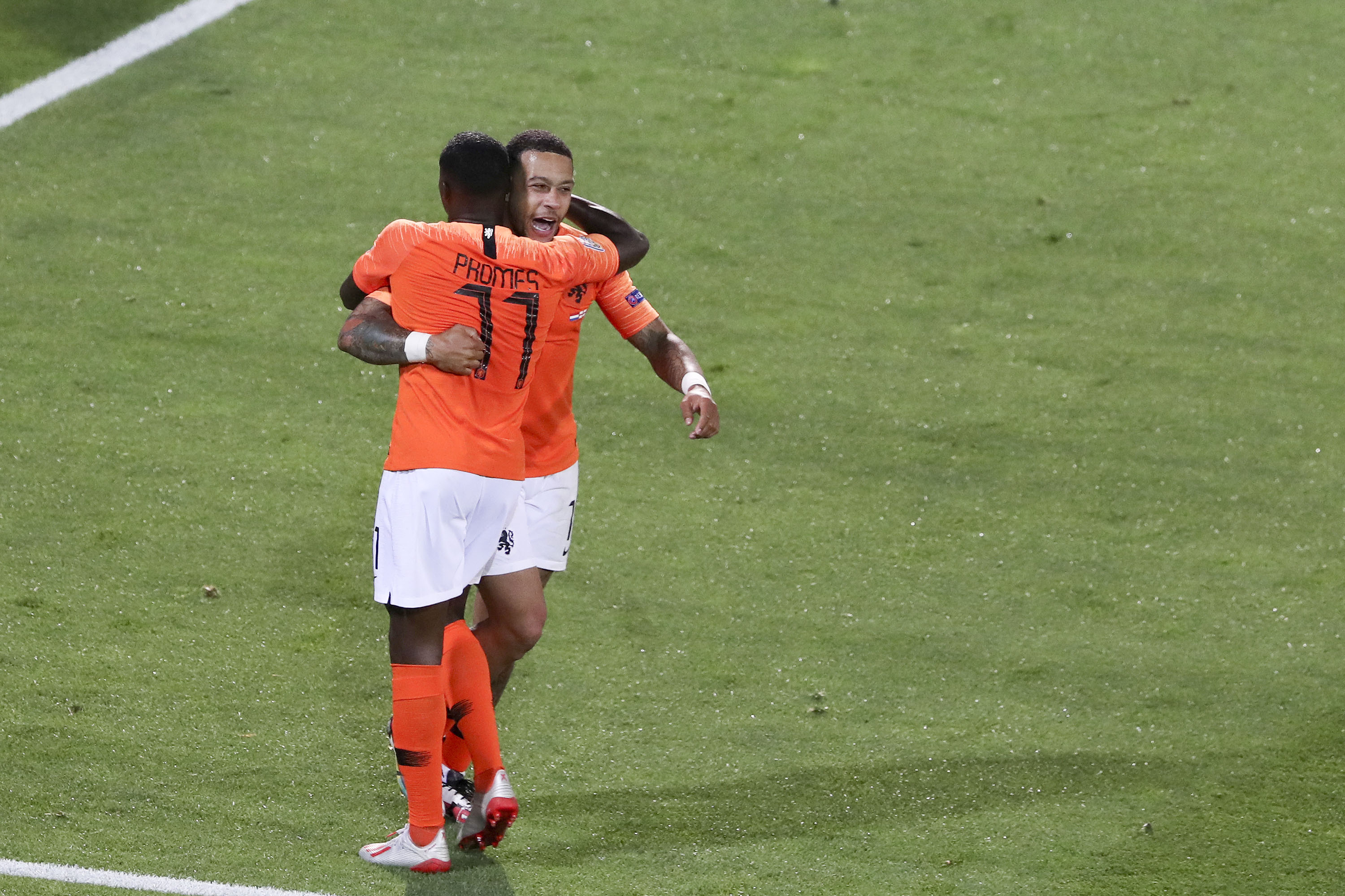 爱游戏下载-包含英格兰队迎战荷兰队，双方球员争先恐后展现实力的词条