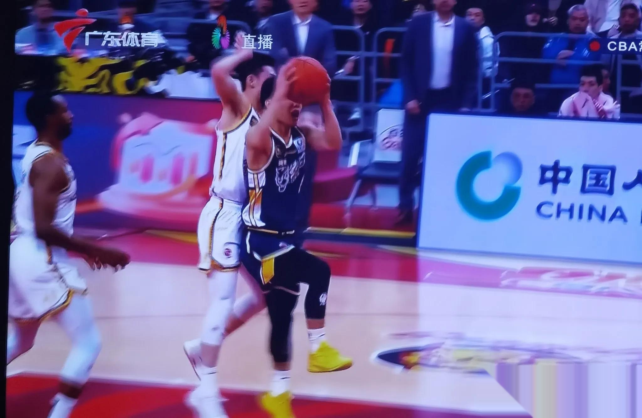 爱游戏官方登录入口-强队频频失误，实力派球队低迷