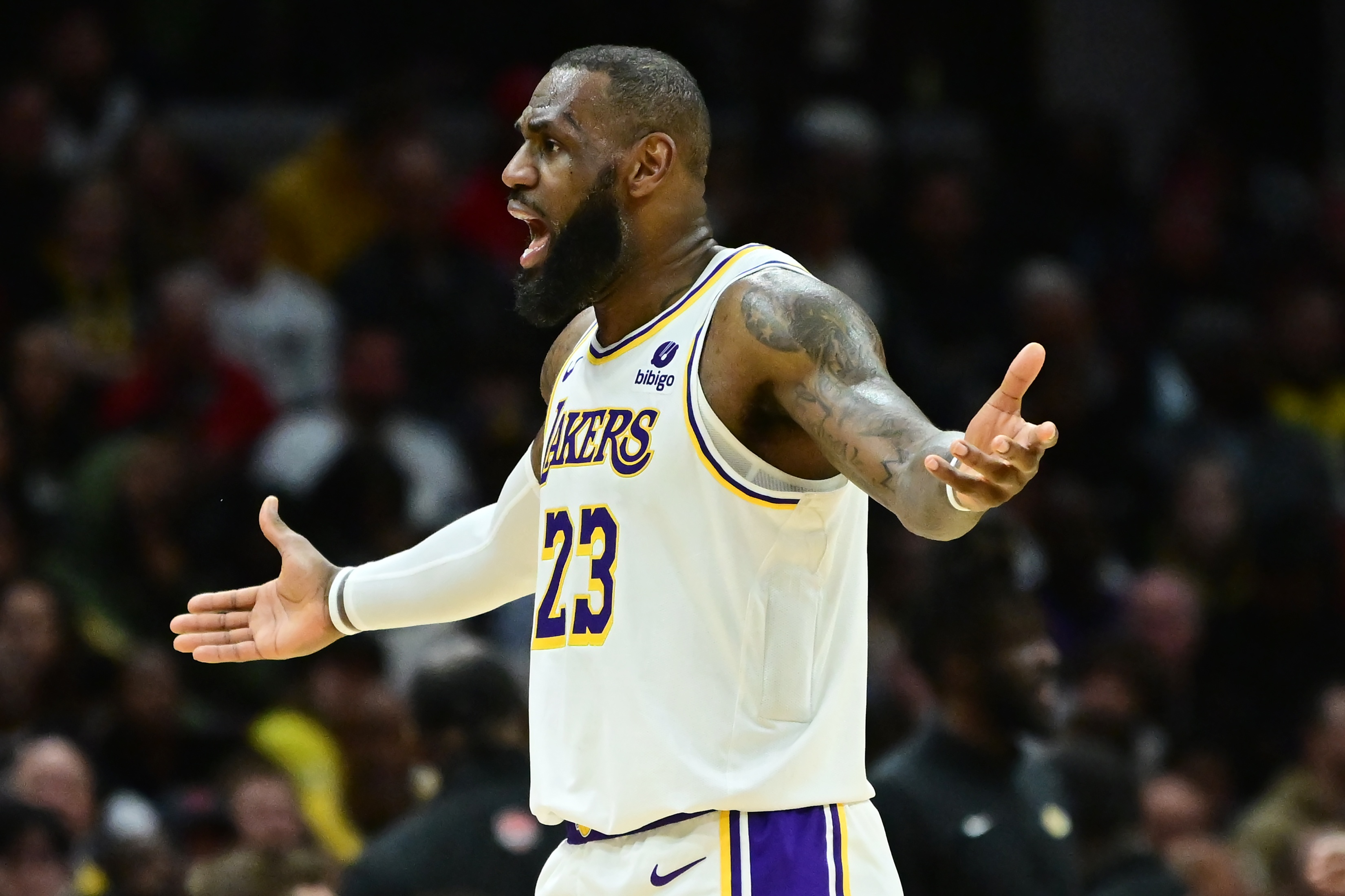 爱游戏官网app-湖人客场艰难击败公牛,詹皇逆天表现